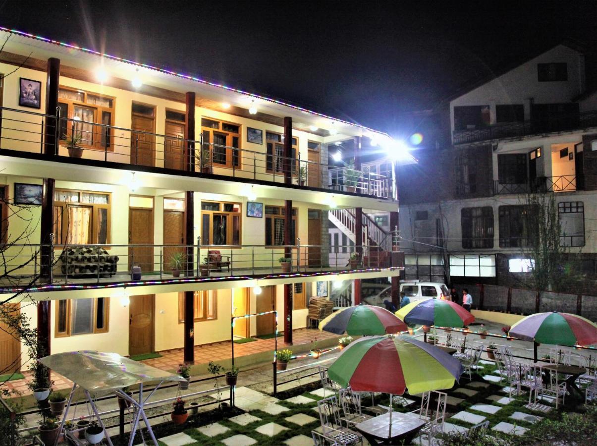 Hotel Chetna Manāli Esterno foto