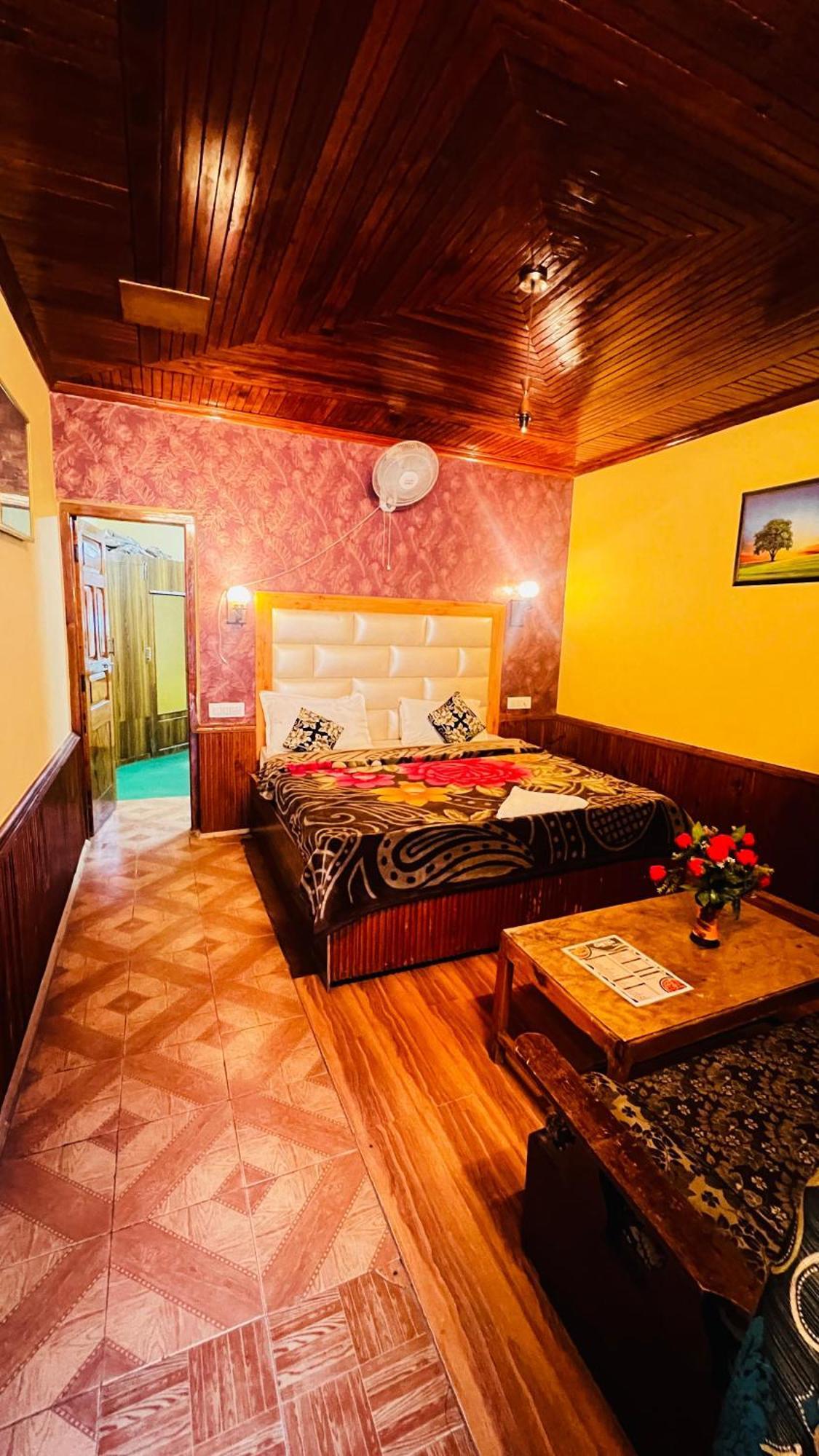 Hotel Chetna Manāli Esterno foto