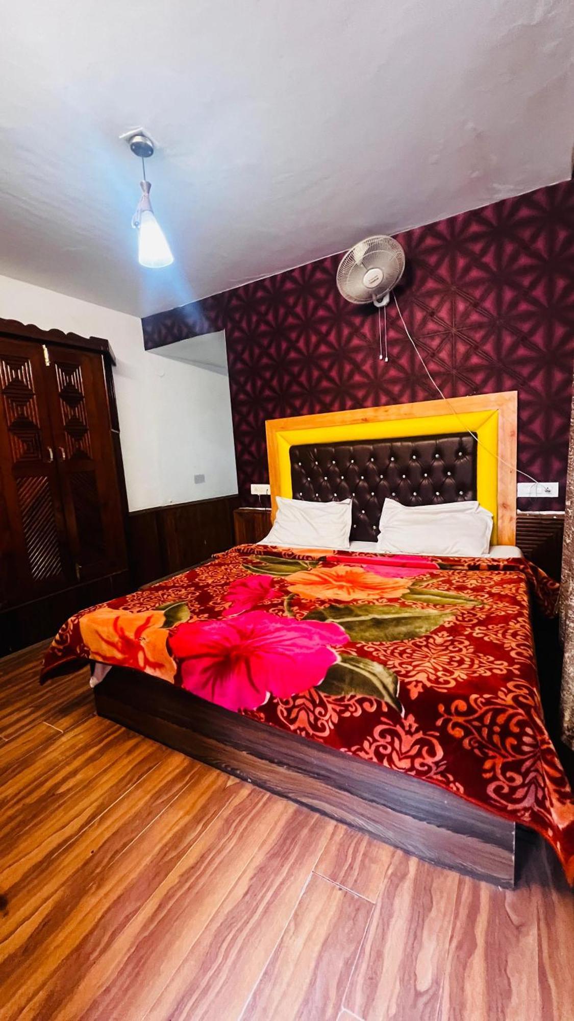 Hotel Chetna Manāli Esterno foto