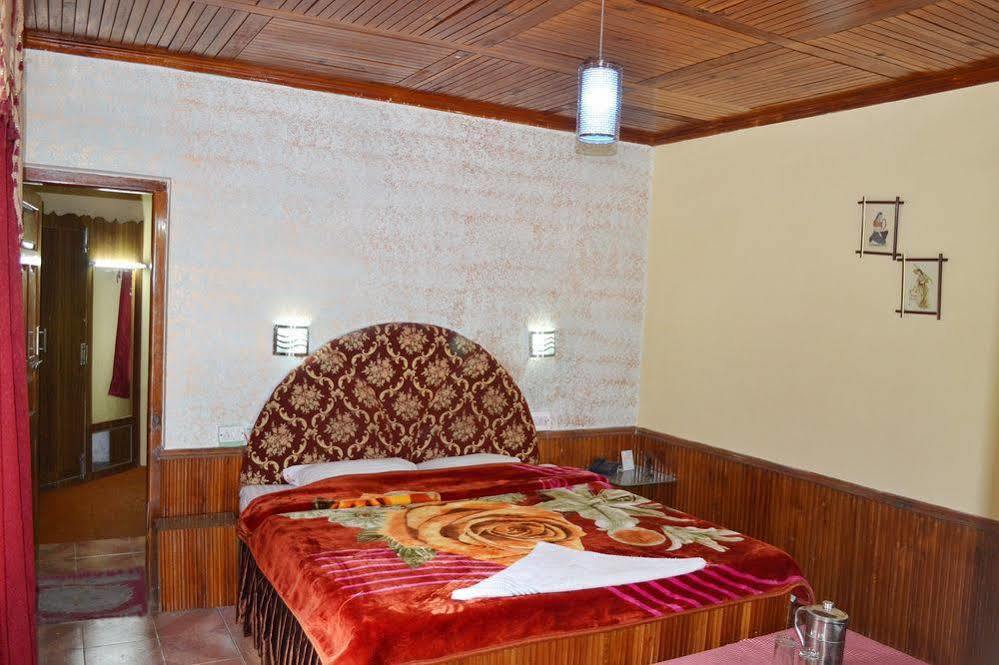Hotel Chetna Manāli Esterno foto