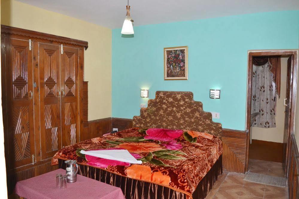 Hotel Chetna Manāli Esterno foto