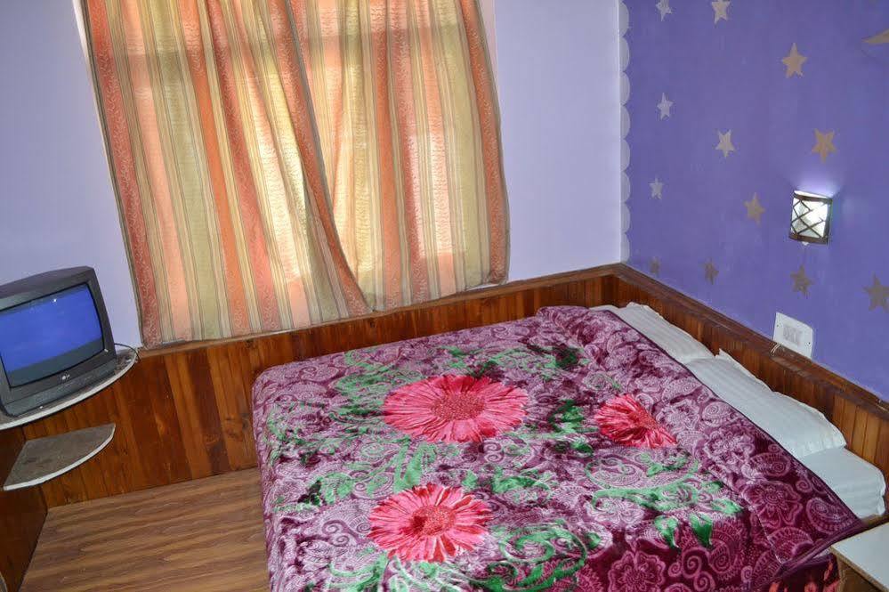 Hotel Chetna Manāli Esterno foto