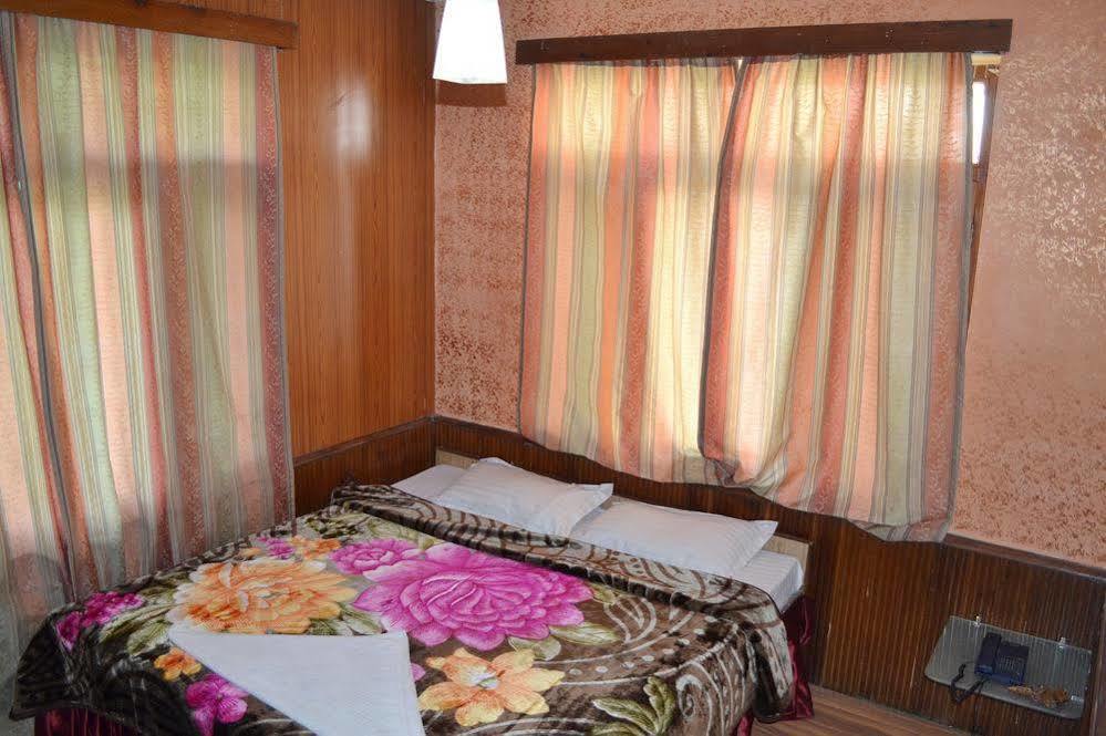 Hotel Chetna Manāli Esterno foto