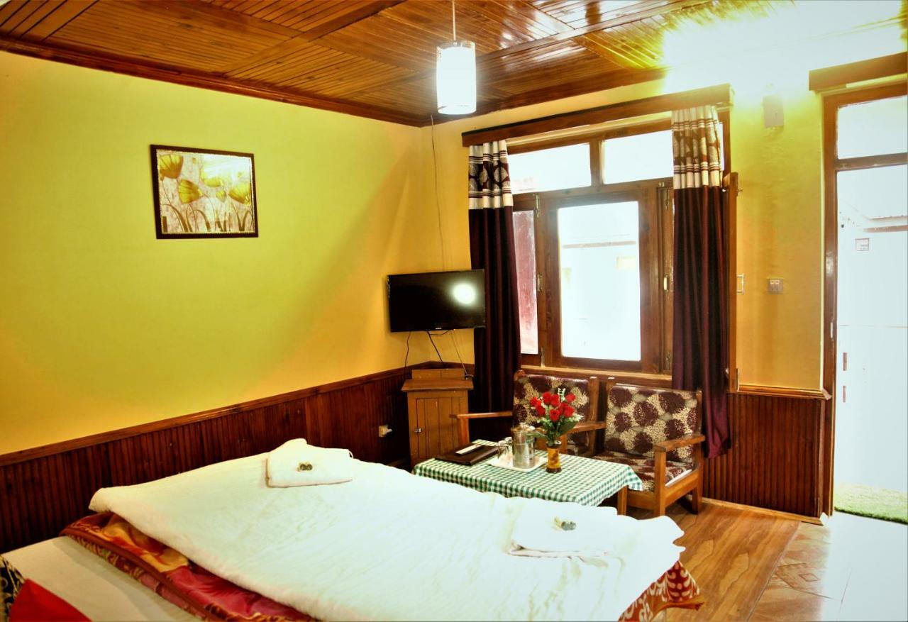 Hotel Chetna Manāli Esterno foto